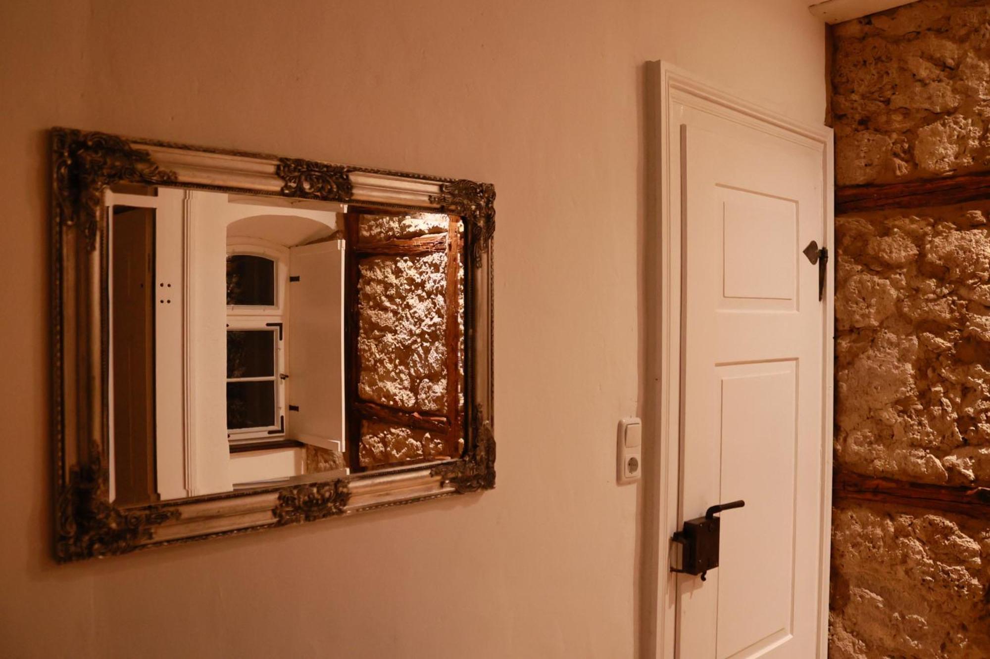 Besondere Ferienwohnung In เคอนิกสลูทเทอร์ อัม เอล์ม ภายนอก รูปภาพ
